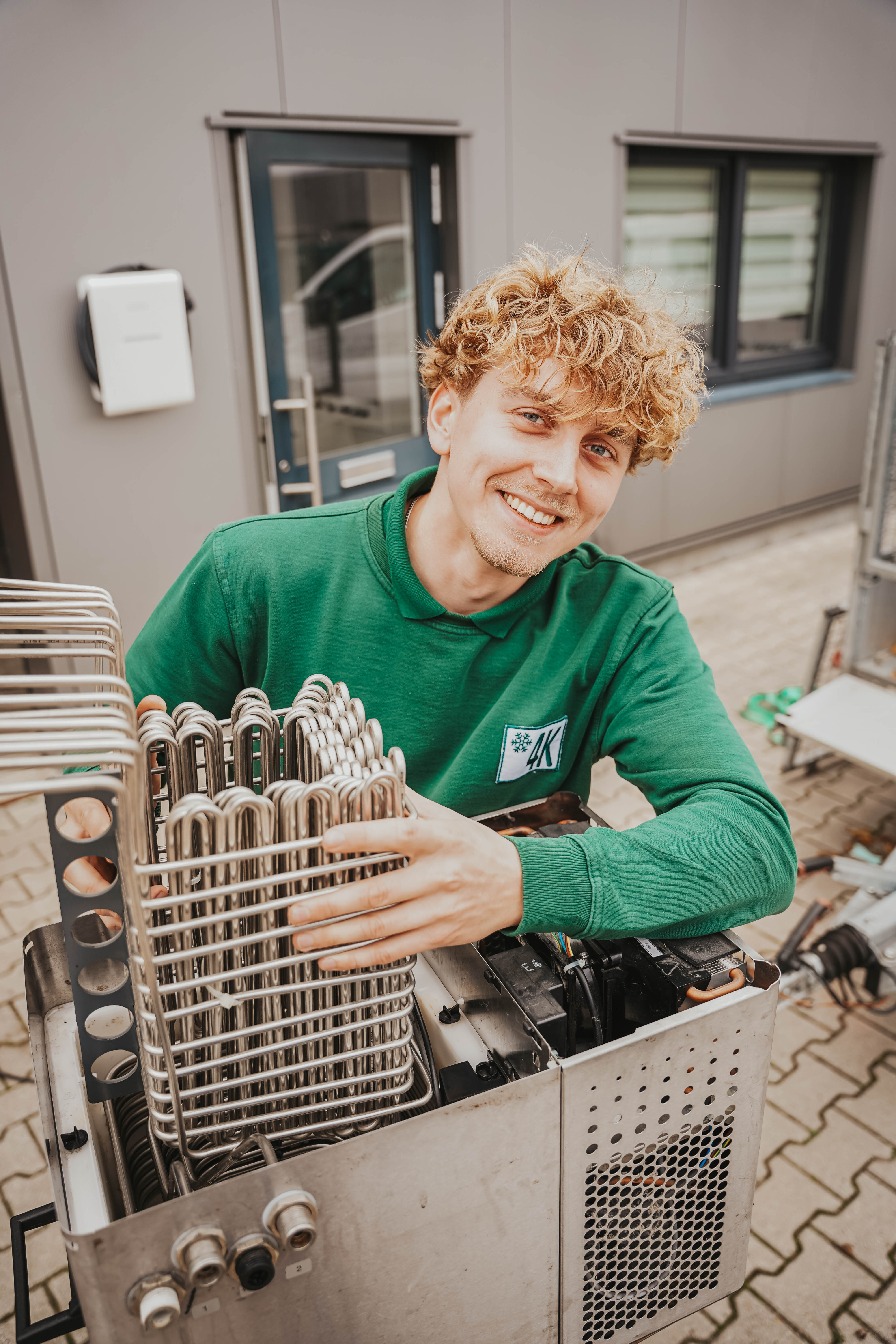 Simon bei der Arbeit mit einem Durchlaufkühler